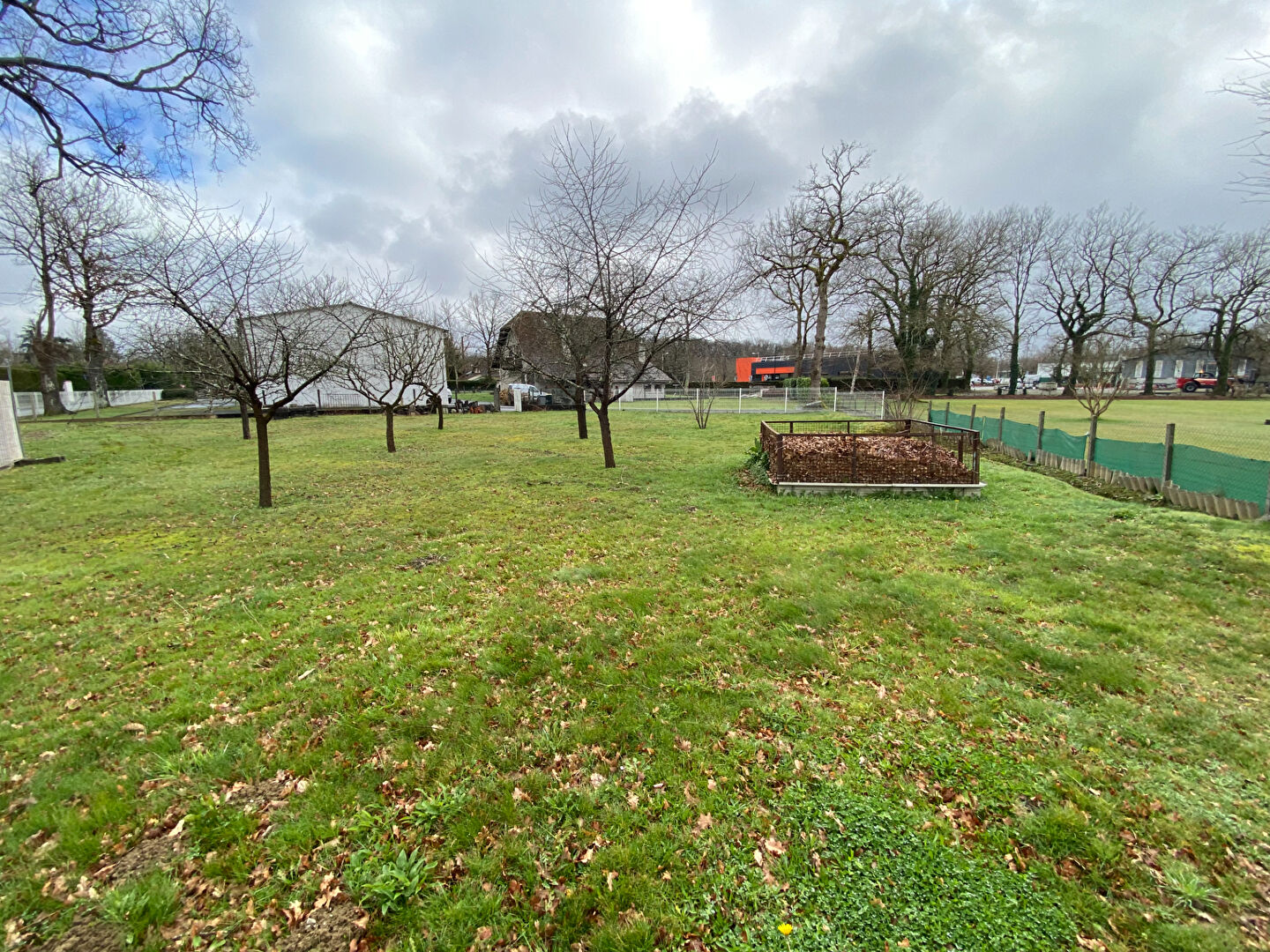 Photo Terrain constructible de 901 m²  entièrement viabilisé image 4/4