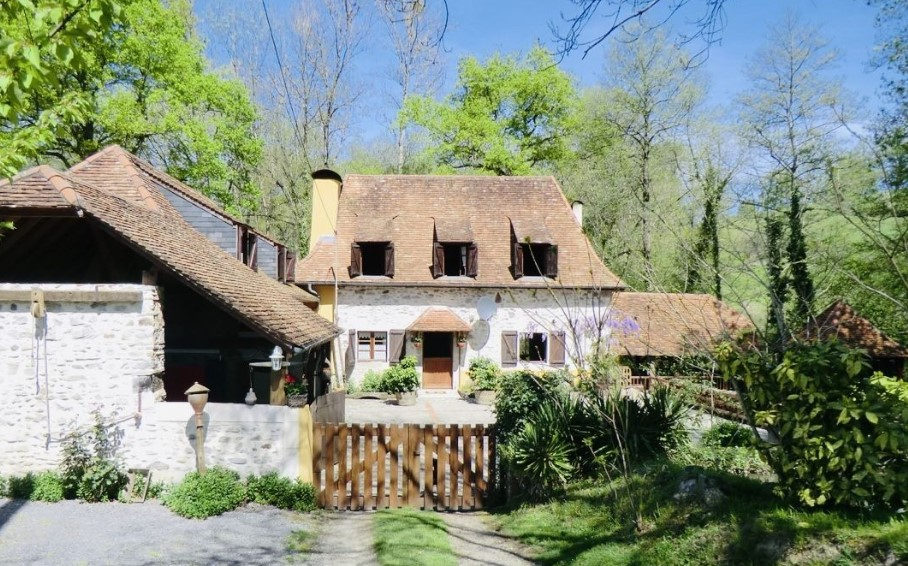 MOULIN béarnais avec grange rénovée + rivière et bassin