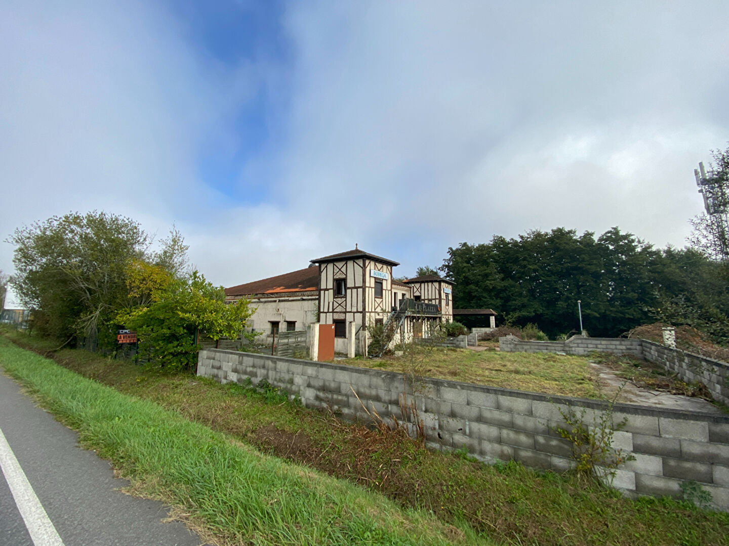 Complexe  de 550 m² en ZAC PAU NORD