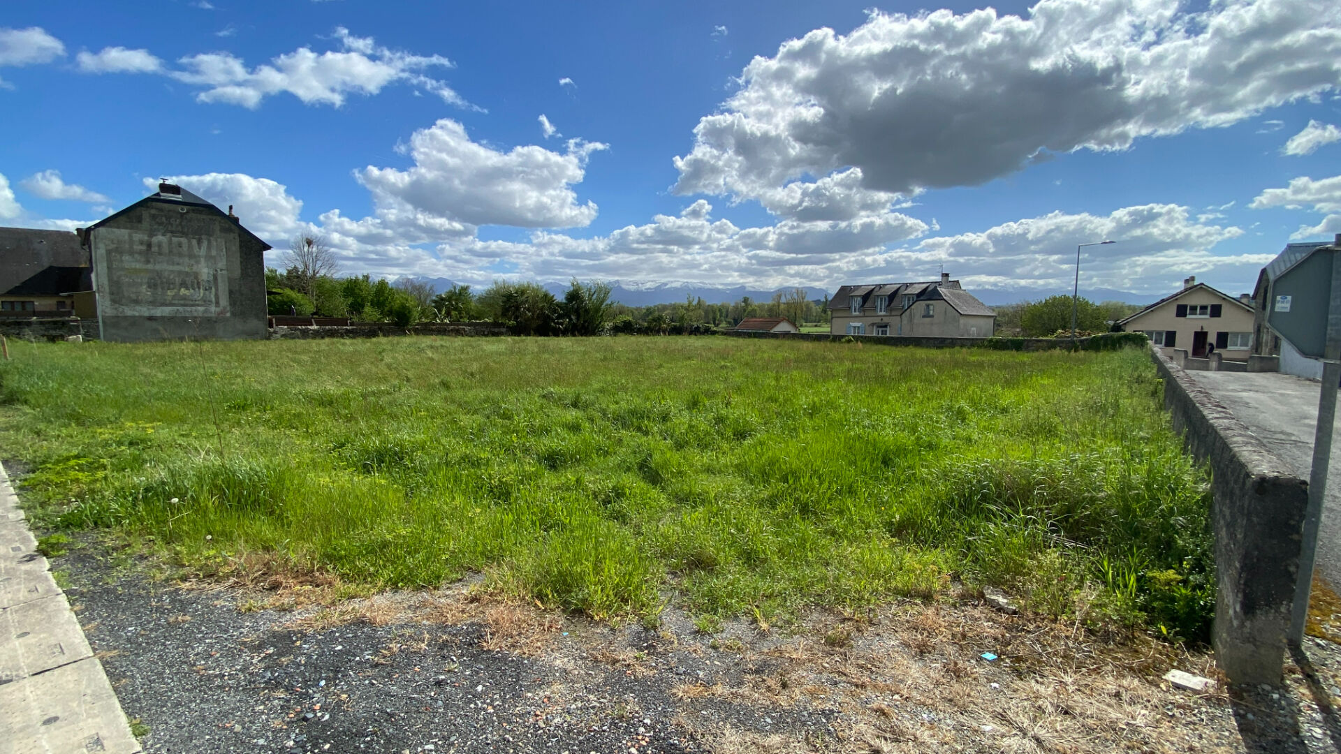 Photo Terrain  constructible situé à Bordes avec vue Montagnes image 2/3
