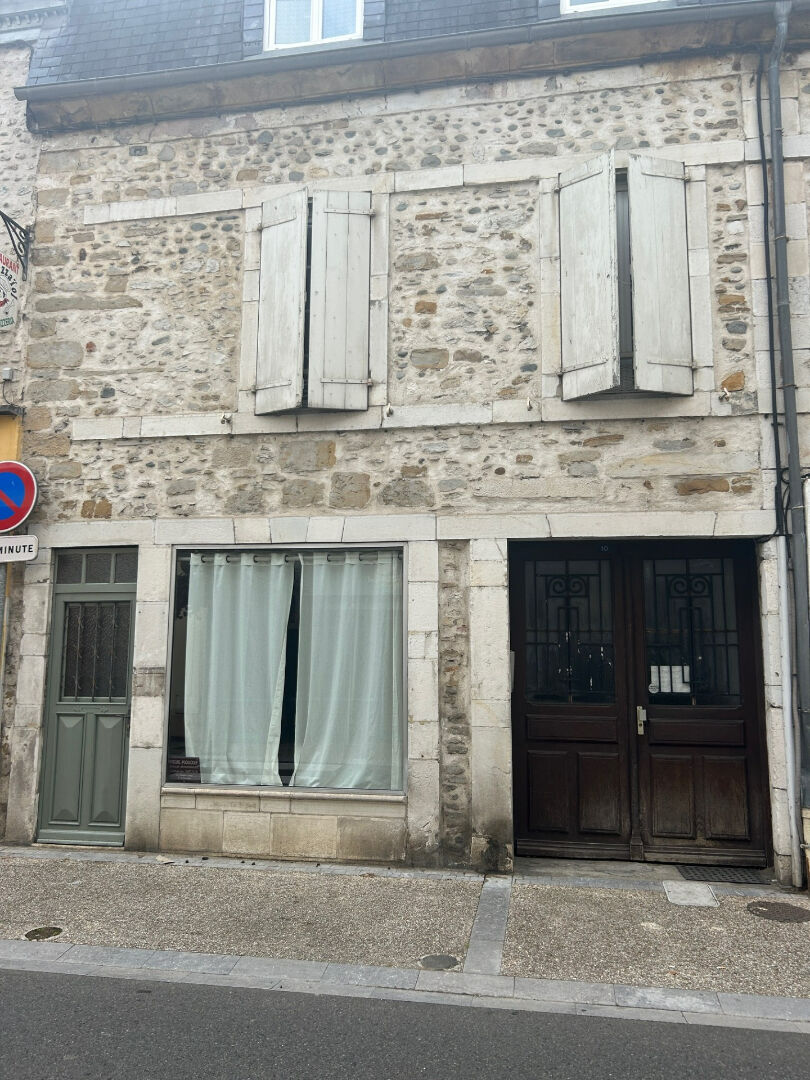 T3 parfait état en hyper centre de Nay au calme