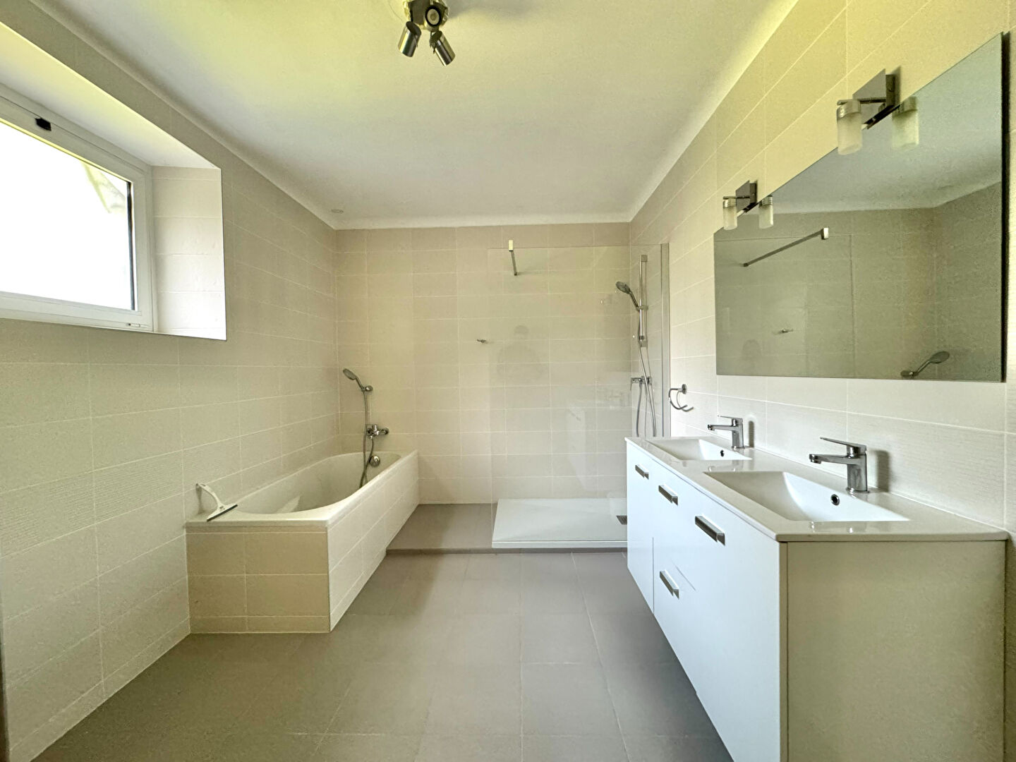 Photo Maison Aressy 6 pièce(s) 190 m2 image 4/6