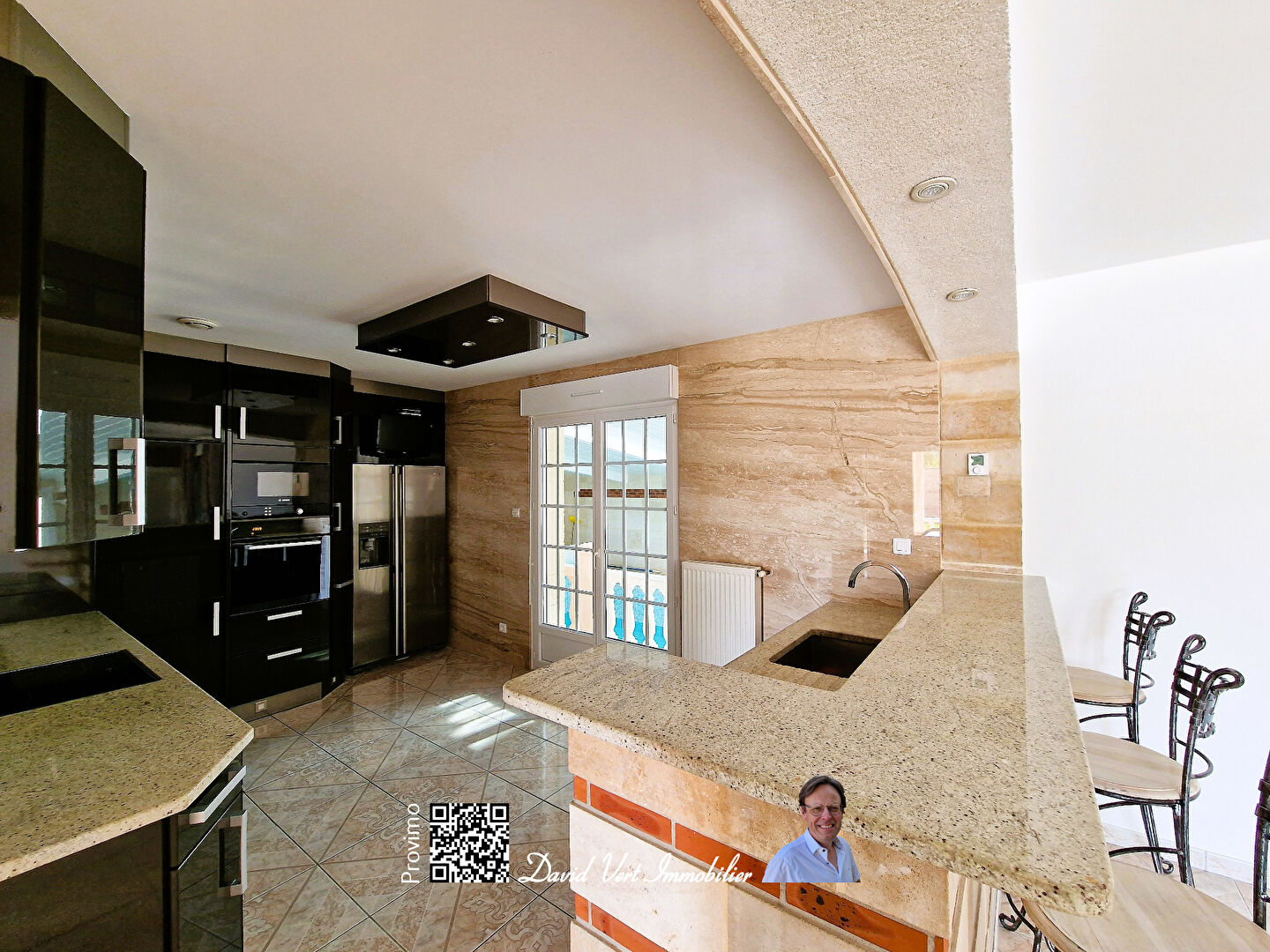 Photo Maison Type Méditerranéenne de Type 5 de 226 m2 avec piscine couverte et vaste garage. image 3/6