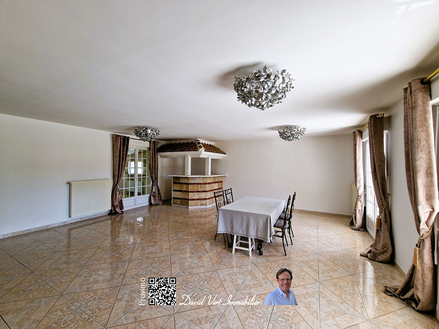 Photo Maison Type Méditerranéenne de Type 5 de 226 m2 avec piscine couverte et vaste garage. image 4/6