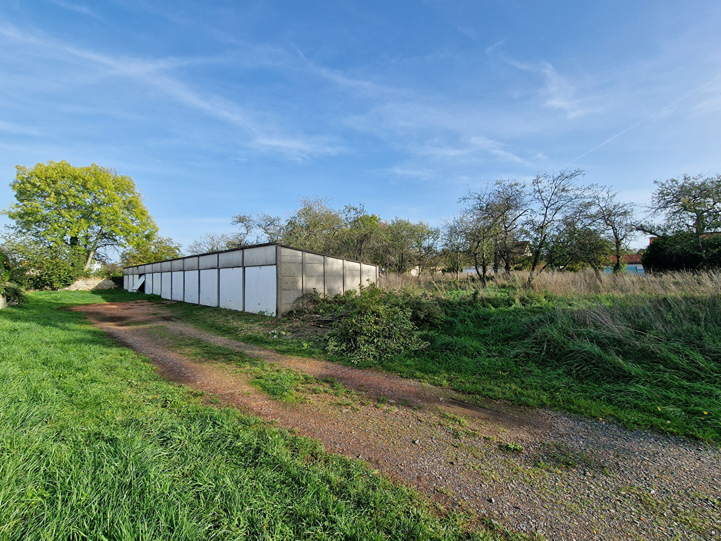 Photo Immeuble de 11 logements d'environ 575 m² habitable sur 5084 m² de terrain. image 3/6