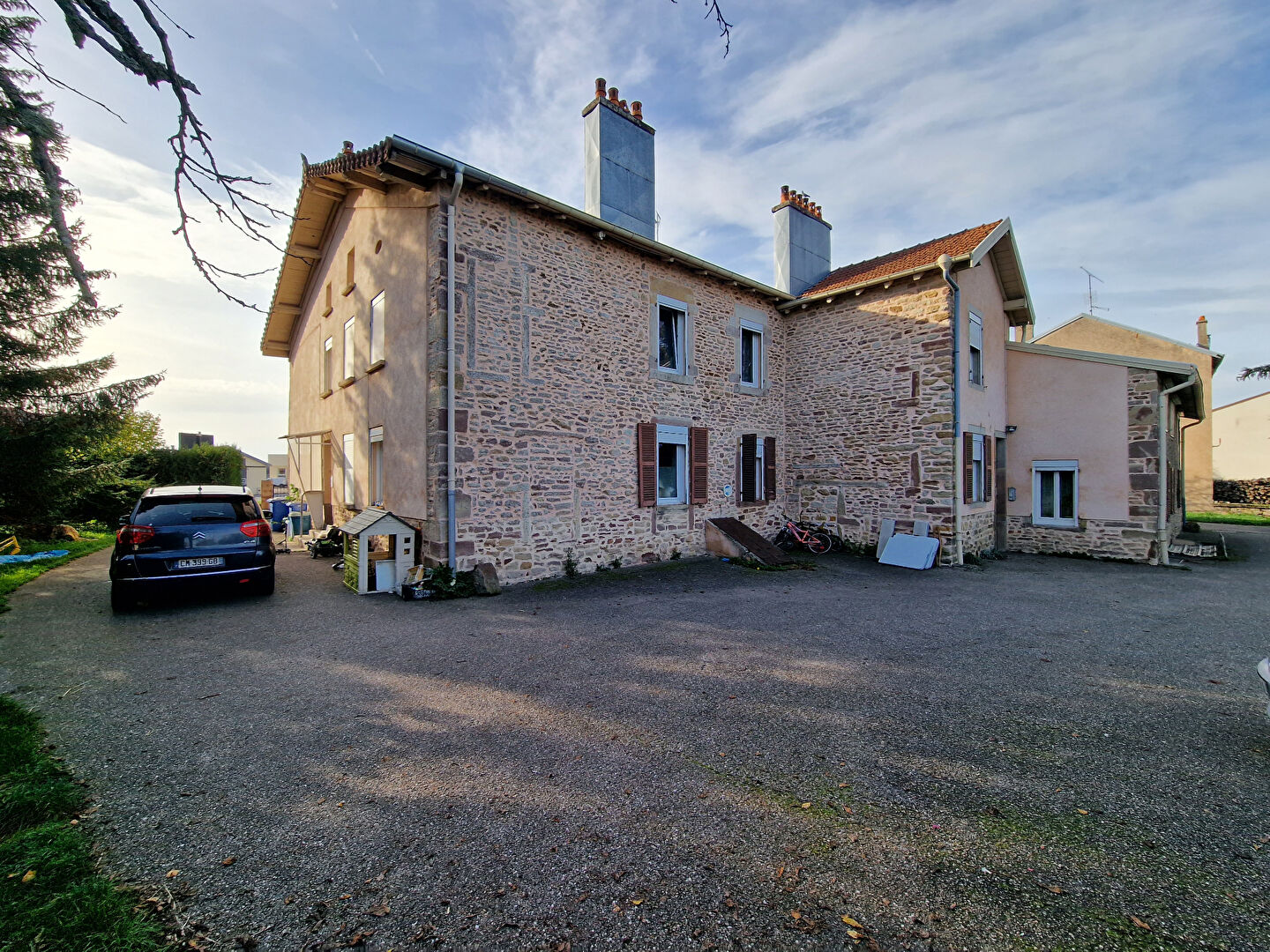 Photo Immeuble de 11 logements d'environ 575 m² habitable sur 5084 m² de terrain. image 5/6