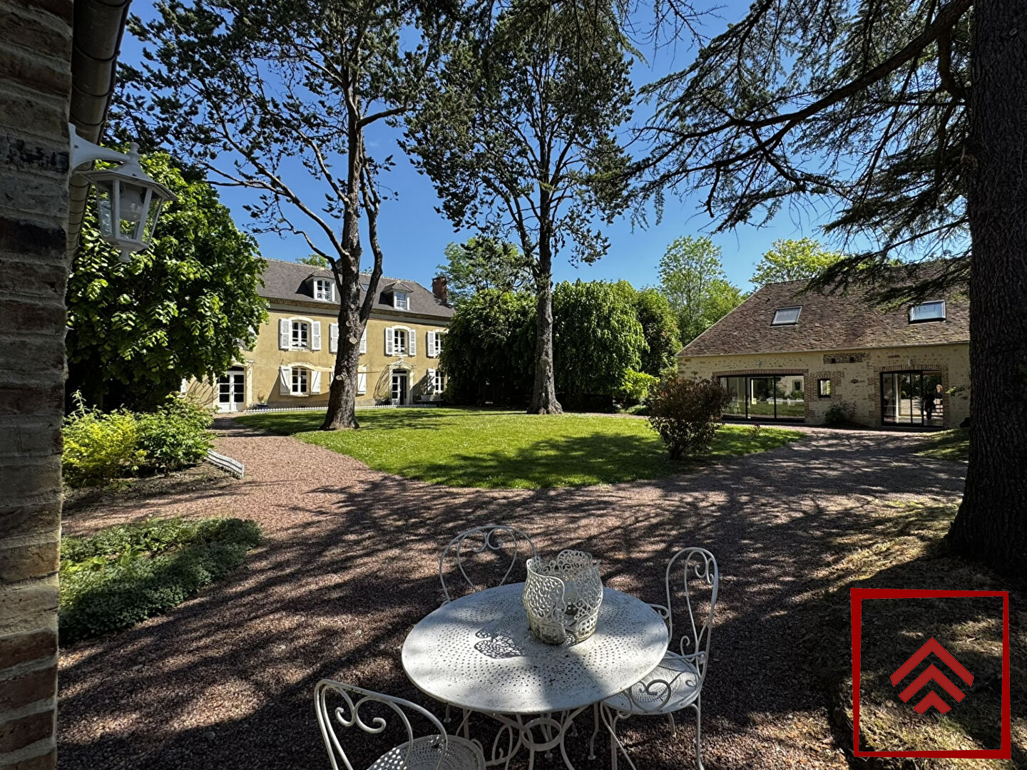 Propriété de charme avec dépendances et piscine en coeur de village à 15 minutes de Mortagne-au-Perche - Réf. 376