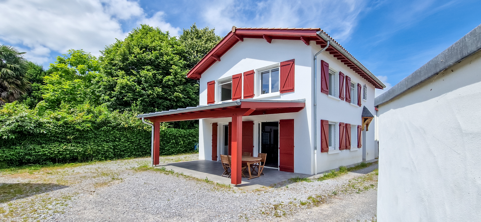 USTARITZ - Maison entièrement rénovée  - 3 chambres - Jardin 889 m² - 2 garages