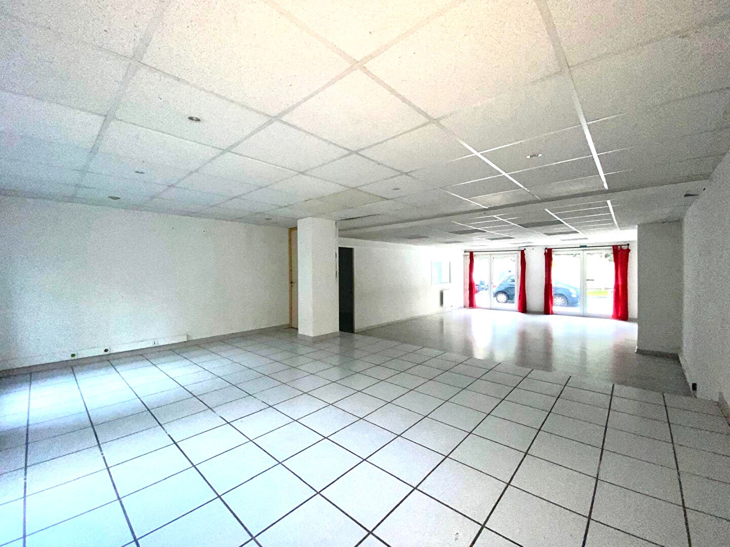 Photo Local commercial en rez-de-chaussée 131.34 m2 avec terrasse image 1/6