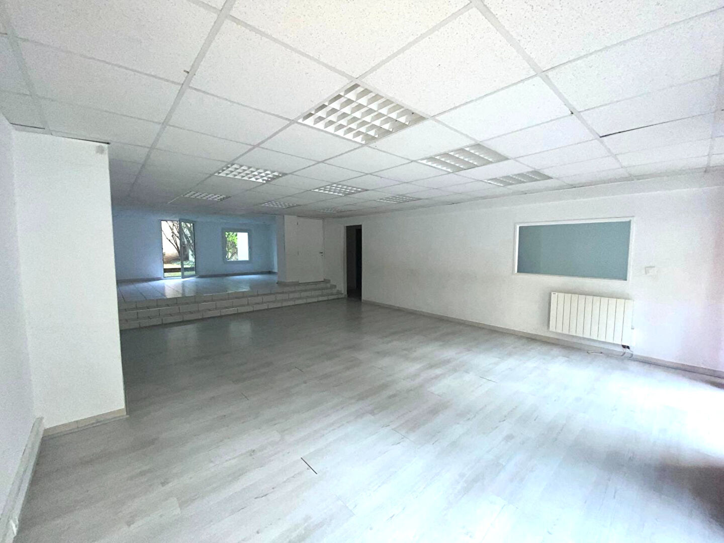 Photo Local commercial en rez-de-chaussée 131.34 m2 avec terrasse image 2/6