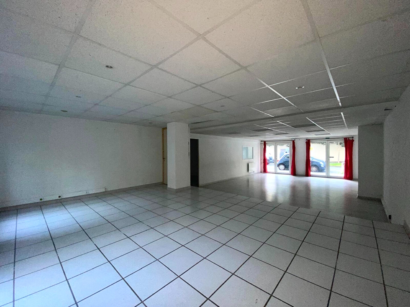 Photo Local commercial en rez-de-chaussée 131.34 m2 avec terrasse image 3/6
