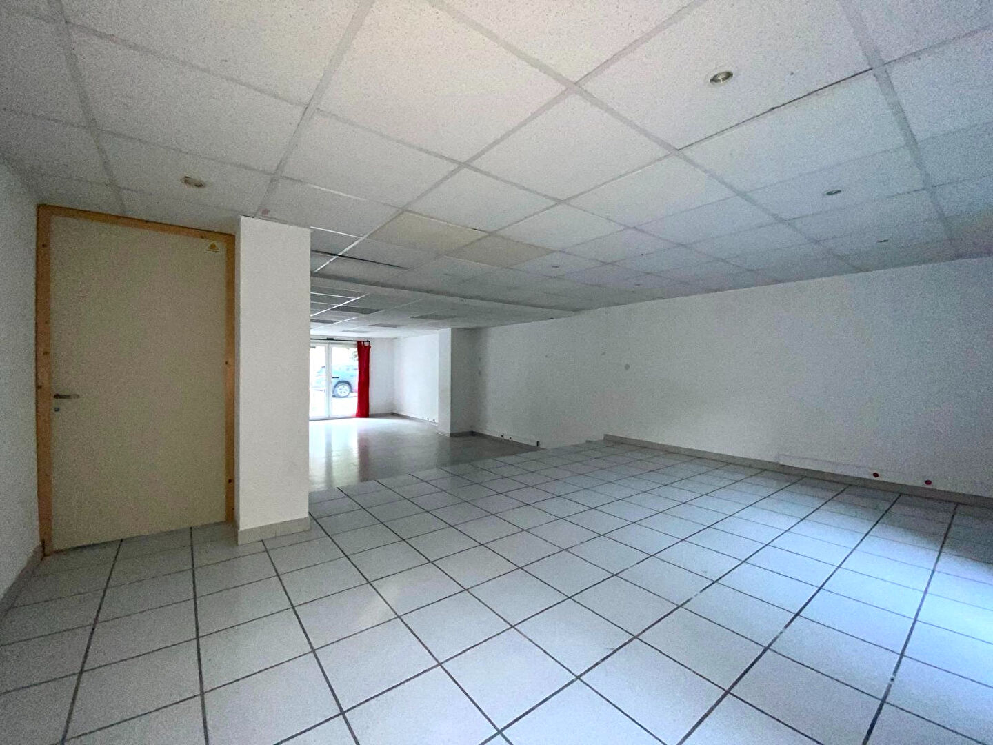 Photo Local commercial en rez-de-chaussée 131.34 m2 avec terrasse image 4/6