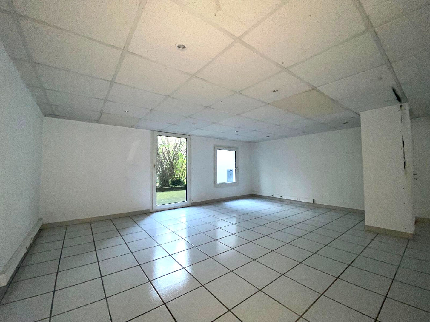 Photo Local commercial en rez-de-chaussée 131.34 m2 avec terrasse image 5/6