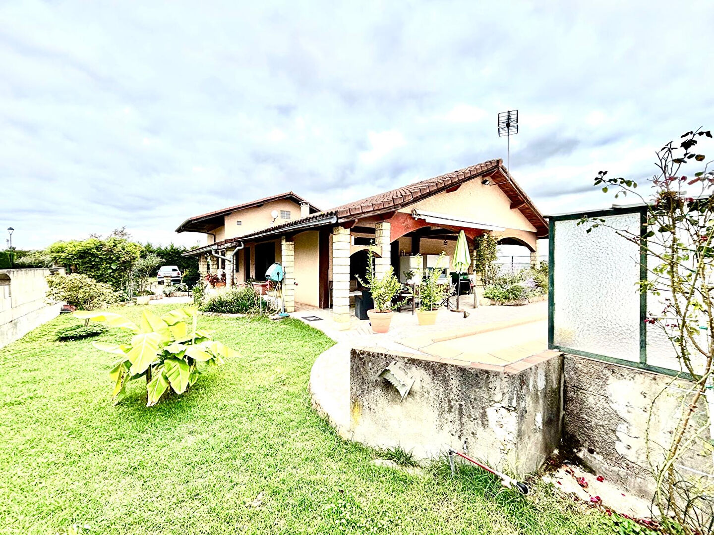 Maison Balan 160m² sur un terrain avec piscine de 825m²