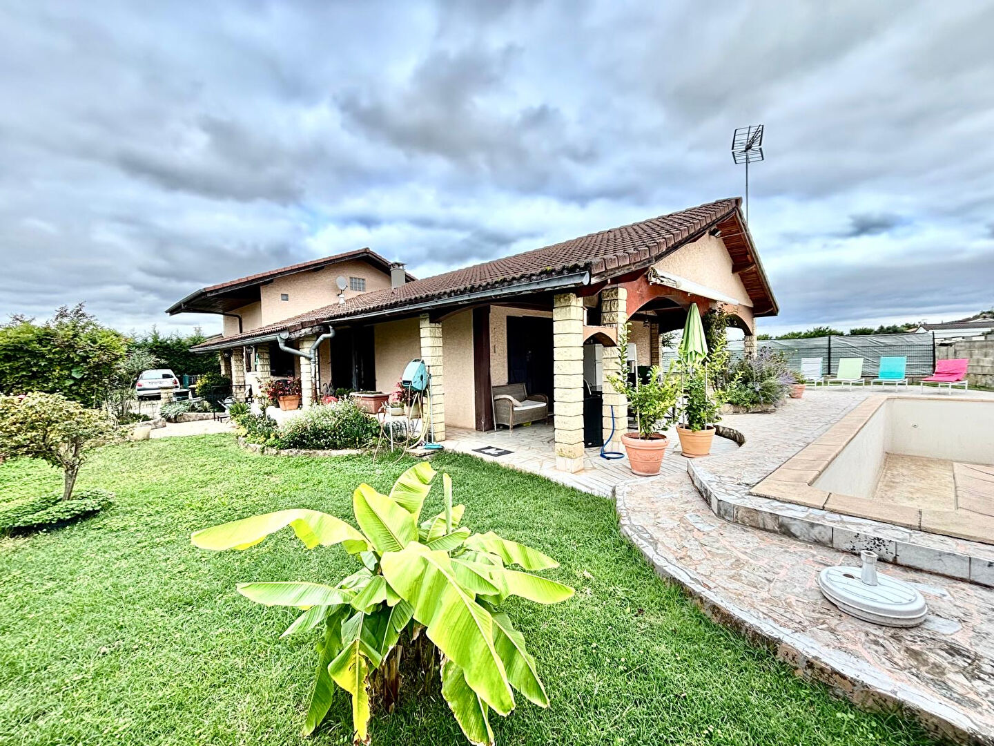 Maison Balan 160m² sur un terrain avec piscine de 825m²