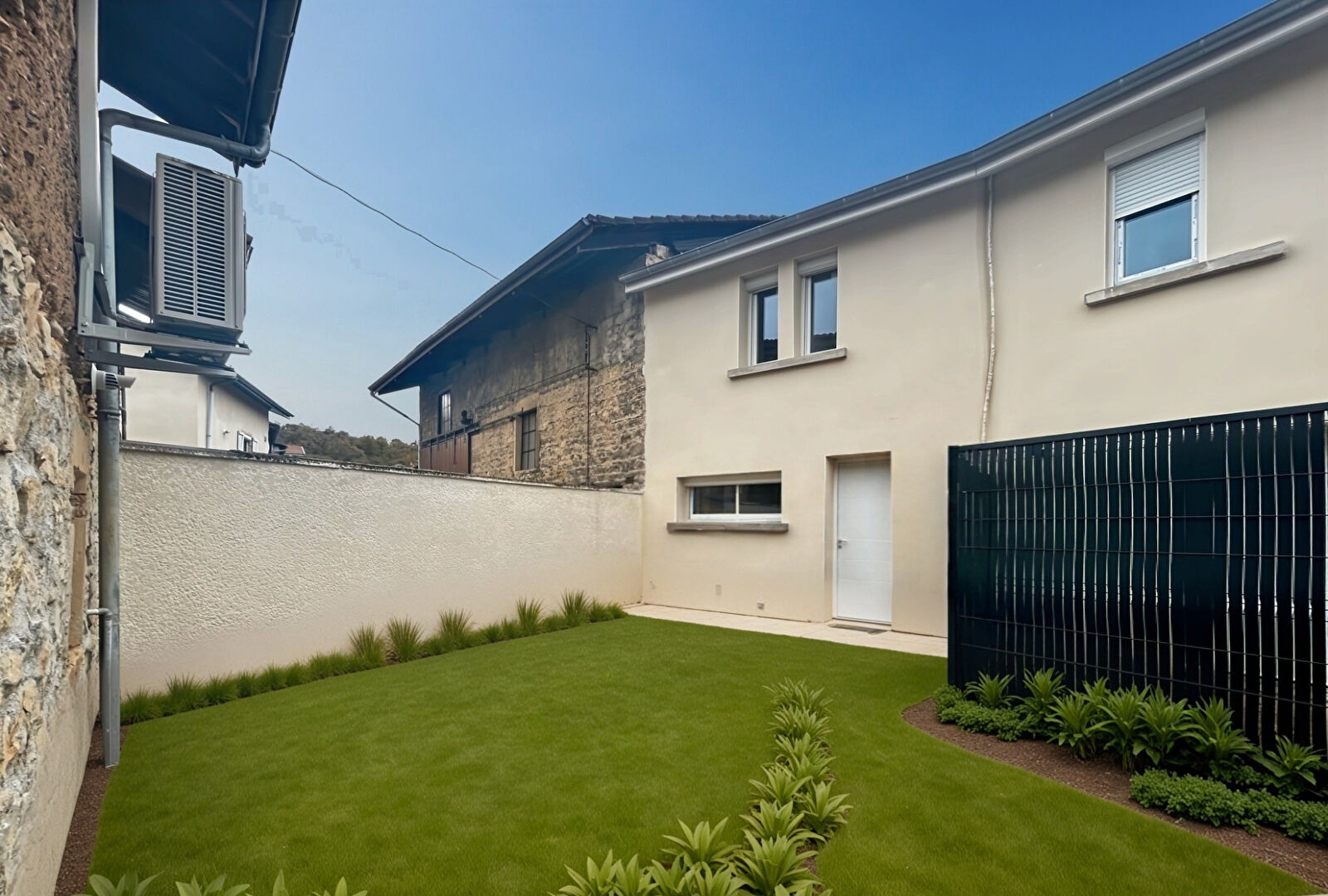 Belle maison rénovée avec goût de 71m² à Vaulx Milieu.