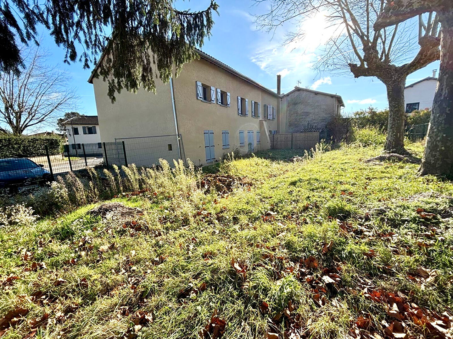 Bâtisse Tramoyes divisée en deux maisons avec jardins et stationnements