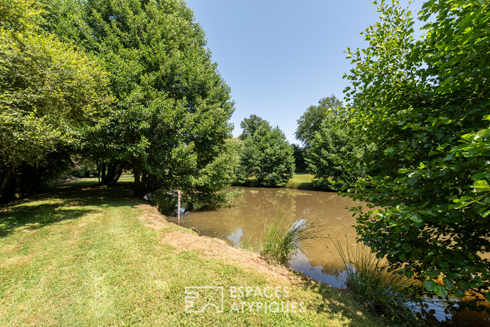 Photo Maison en pierre avec étang et dépendances à La Roche-Neuville image 2/6