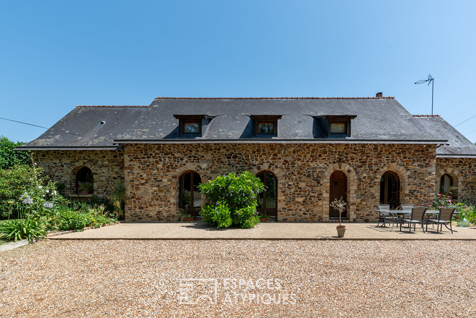 Photo Maison en pierre avec étang et dépendances à La Roche-Neuville image 5/6