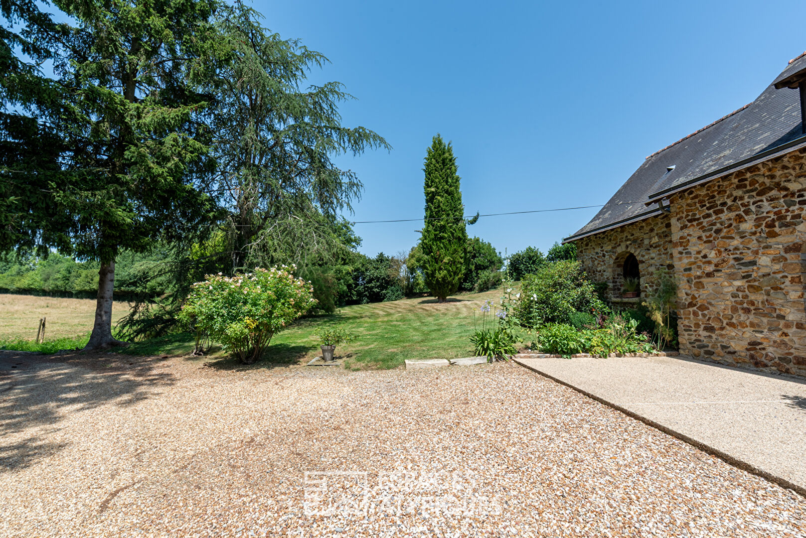 Photo Maison en pierre avec étang et dépendances à La Roche-Neuville image 6/6