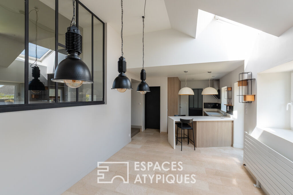 Photo Une maison familiale à l'identité affirmée dans le bourg de Lécousse image 3/6