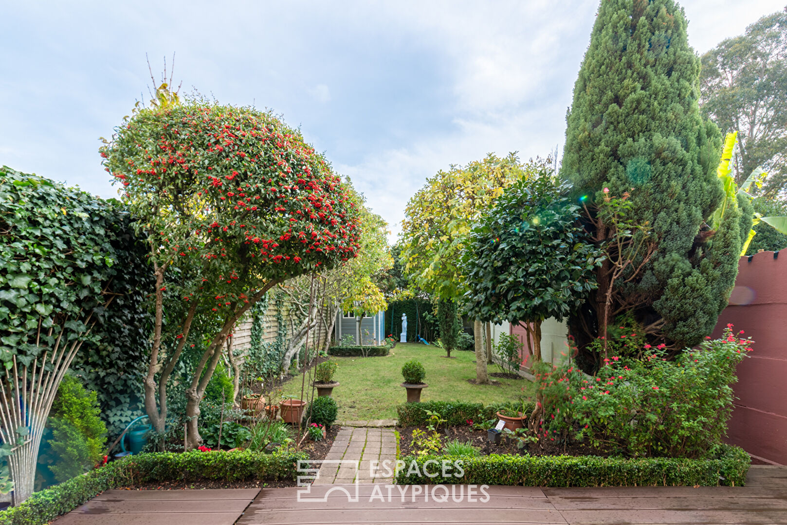 Charmante maison de ville, son jardin et ses dépendances.