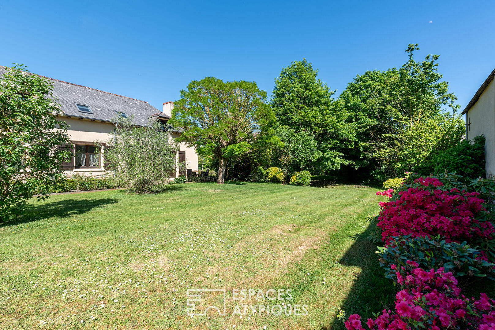 Charmante maison de campagne et sa vaste dépendance