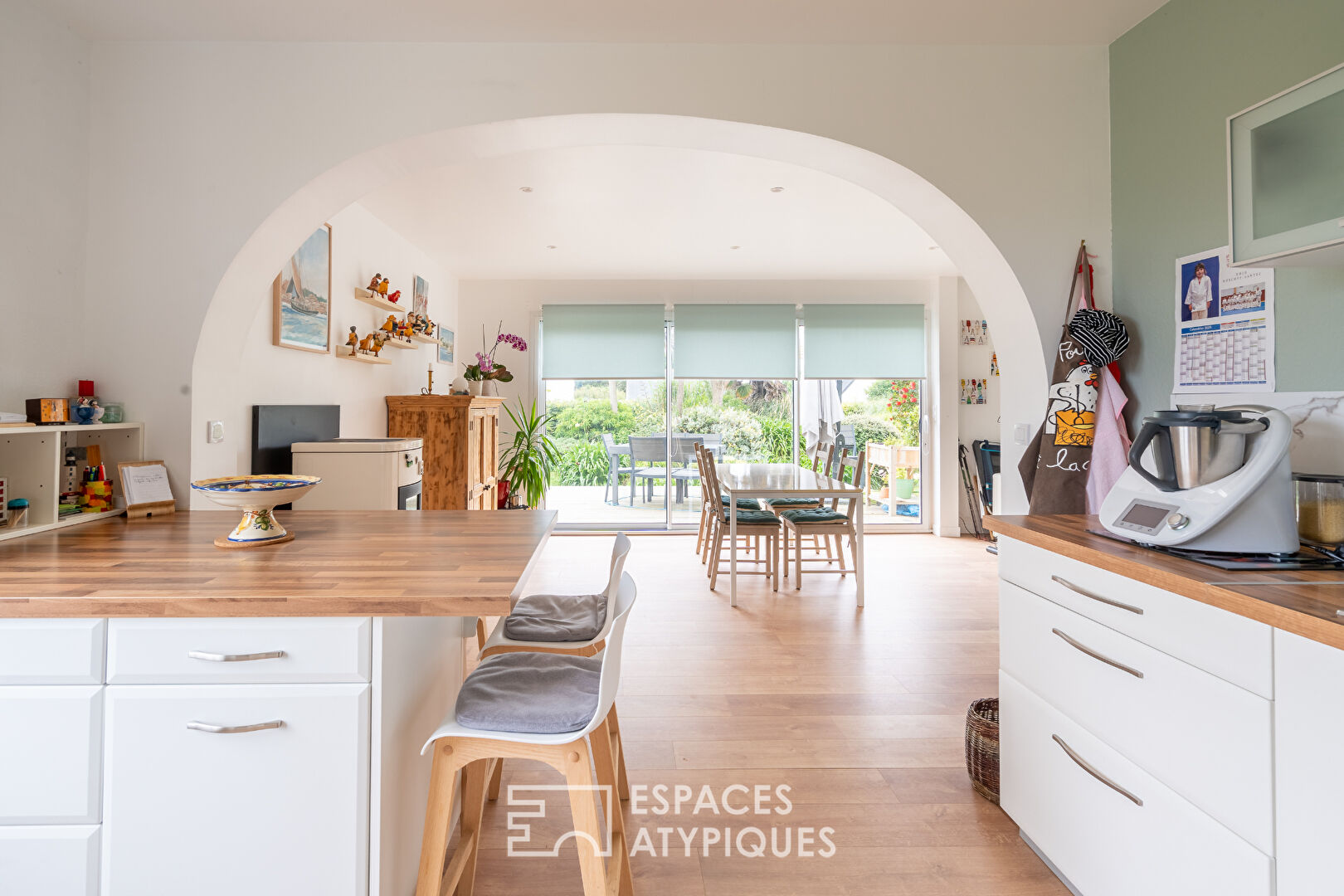 Maison d'architecte avec son gîte en bord de mer