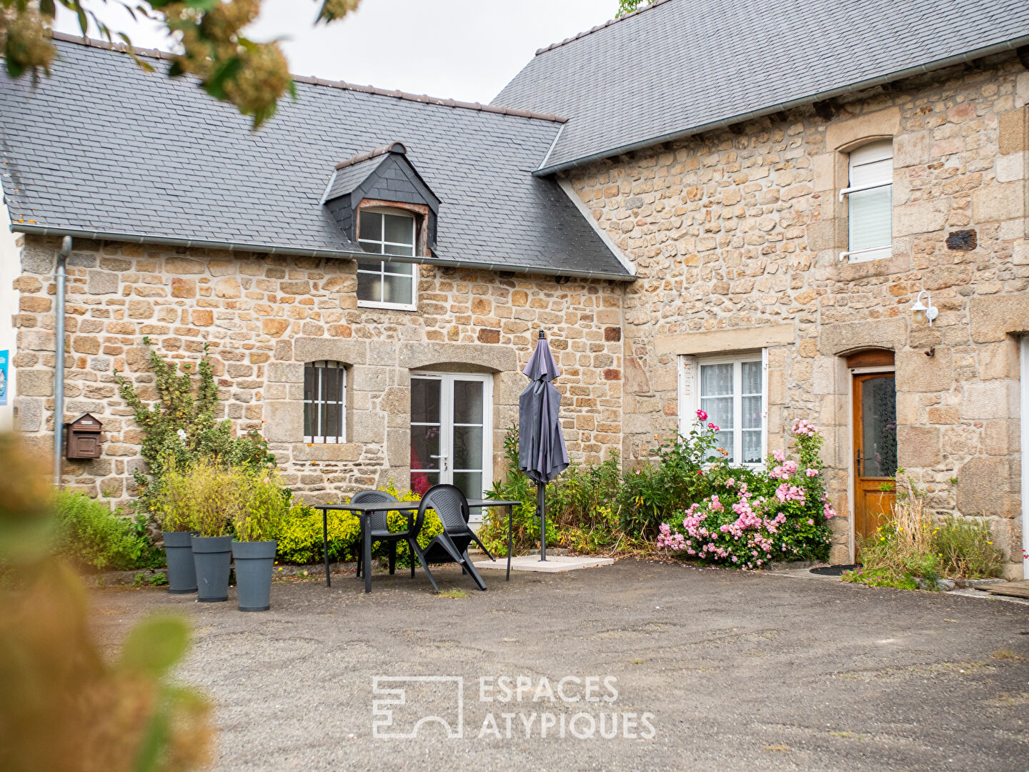 Ensemble immobilier en pierre et son grand jardin constructible