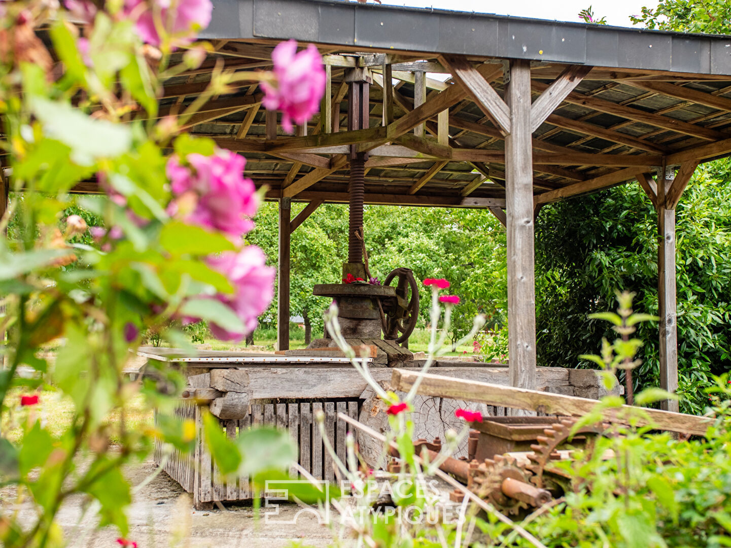 Photo Ensemble immobilier en pierre et son grand jardin constructible image 3/6