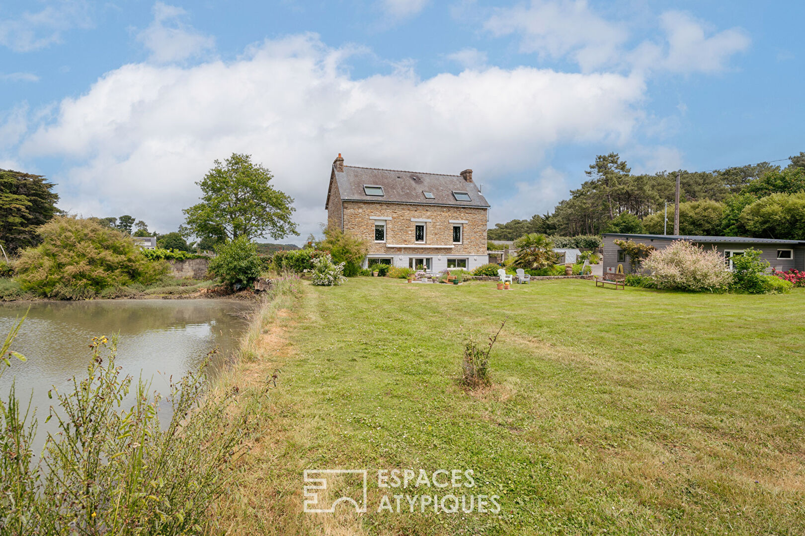 Photo Atypique et authentique : maison en pierre avec vue sur l'eau à Baden image 2/6