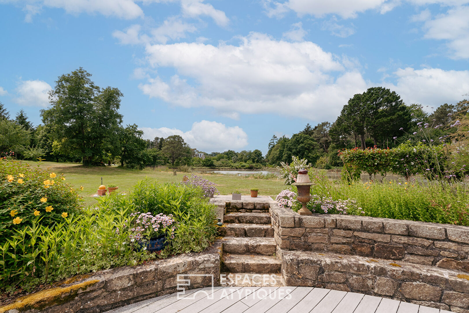 Photo Atypique et authentique : maison en pierre avec vue sur l'eau à Baden image 3/6