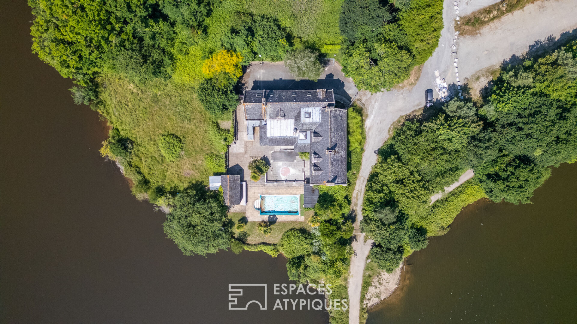 Photo Propriété Symbollique avec vue imprenable sur l'étang du Ter image 1/4