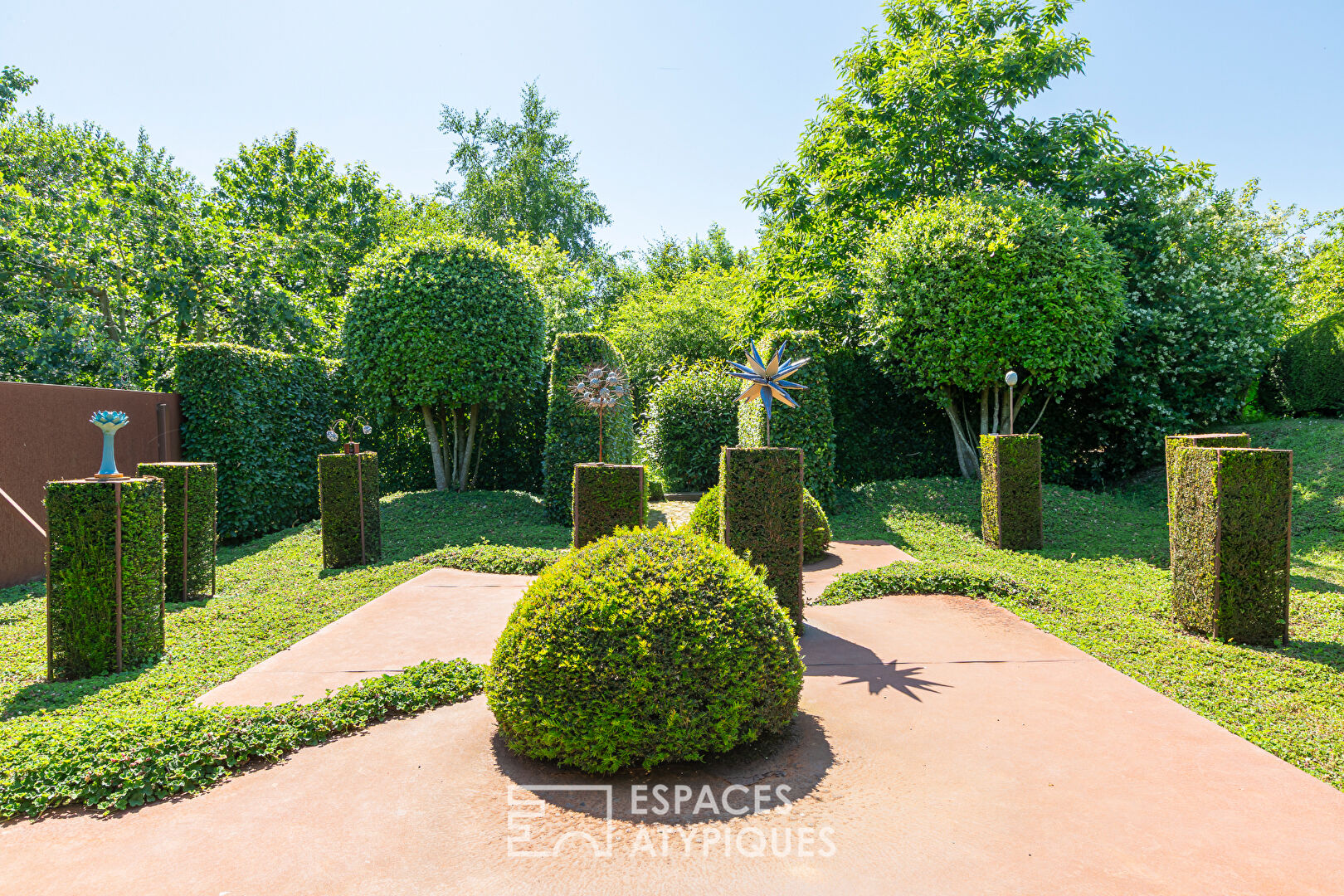 Photo Maison en pierre et son jardin remarquable image 3/6