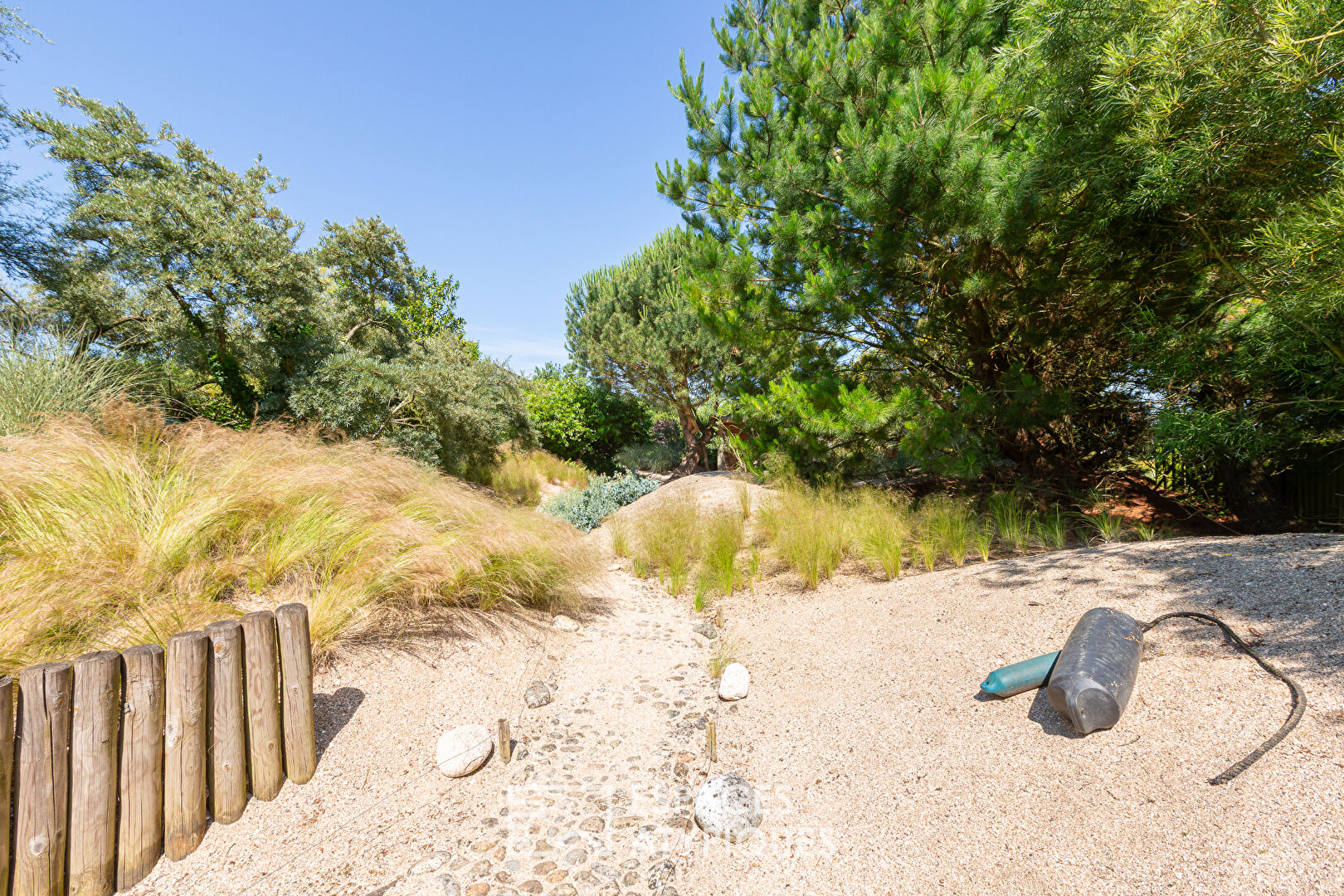 Photo Maison en pierre et son jardin remarquable image 5/6