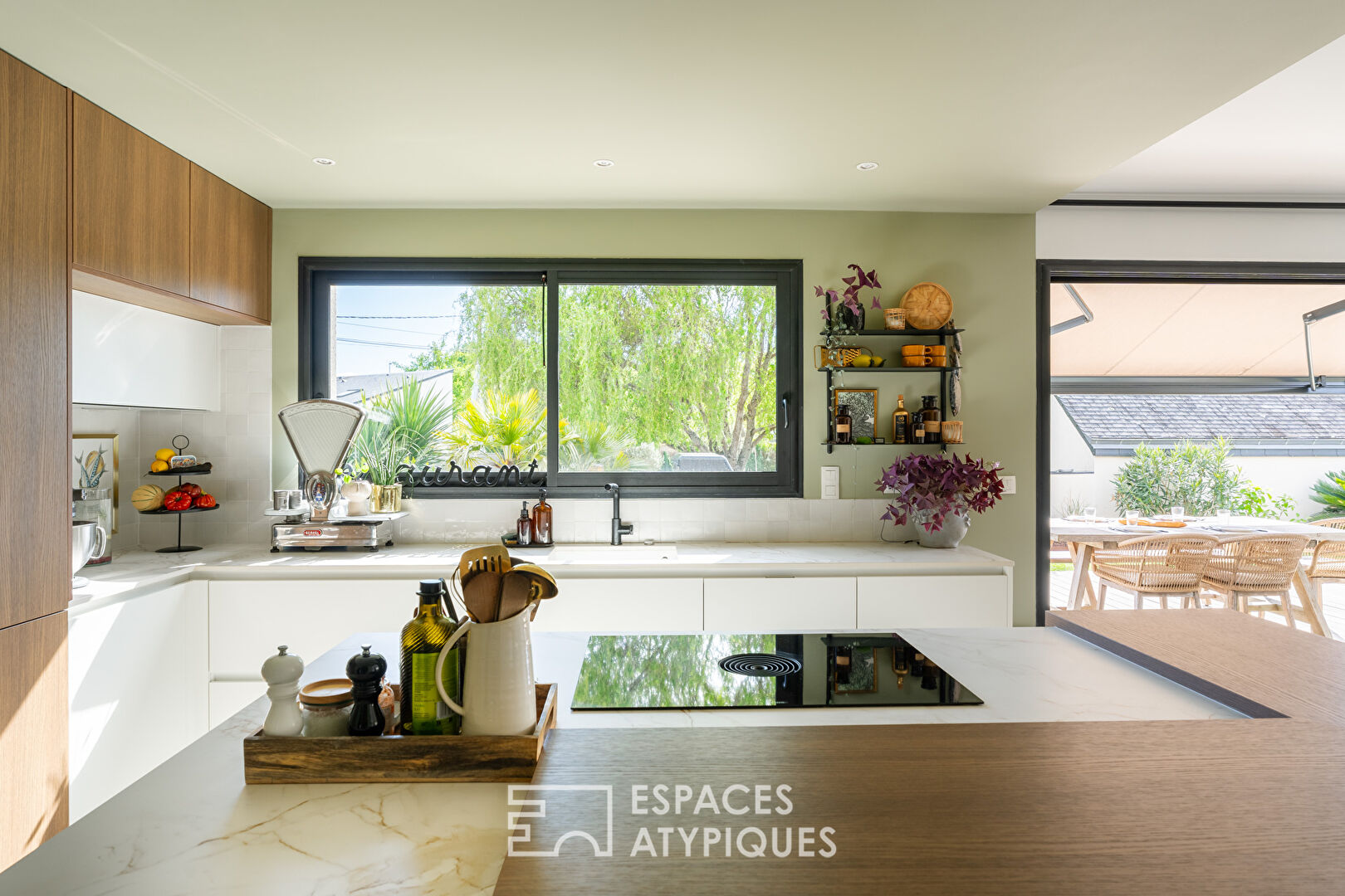 Photo Baden : maison à l'architecture contemporaine avec piscine et jardin, proche du Golfe image 2/6