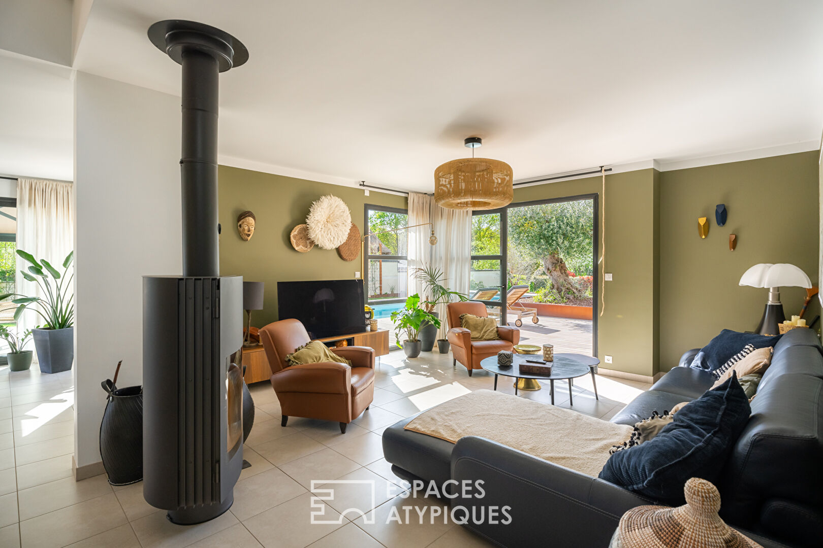 Photo Baden : maison à l'architecture contemporaine avec piscine et jardin, proche du Golfe image 3/6