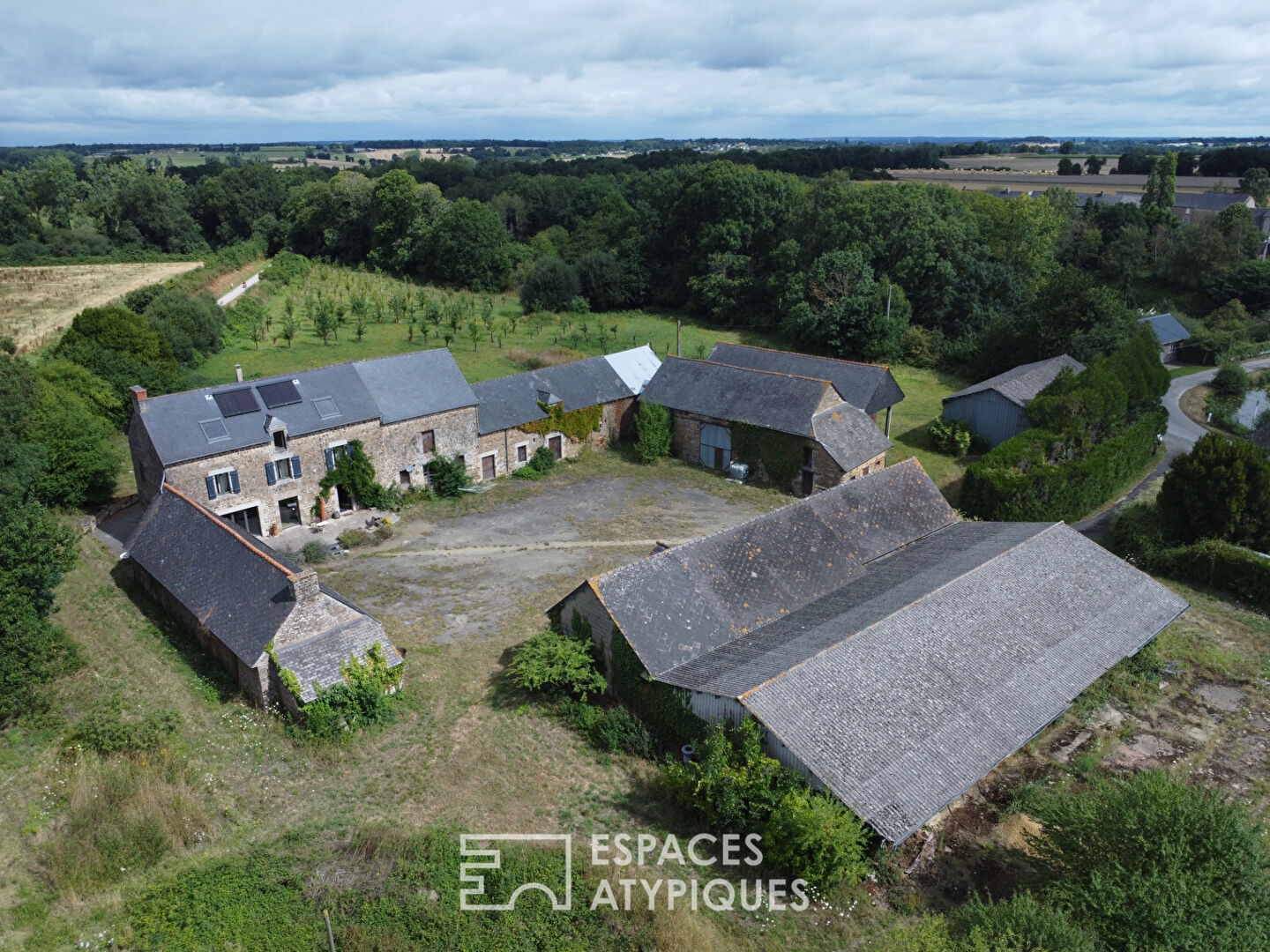 Photo Maison rénovée et ses nombreuses dépendances au fort potentiel image 2/6