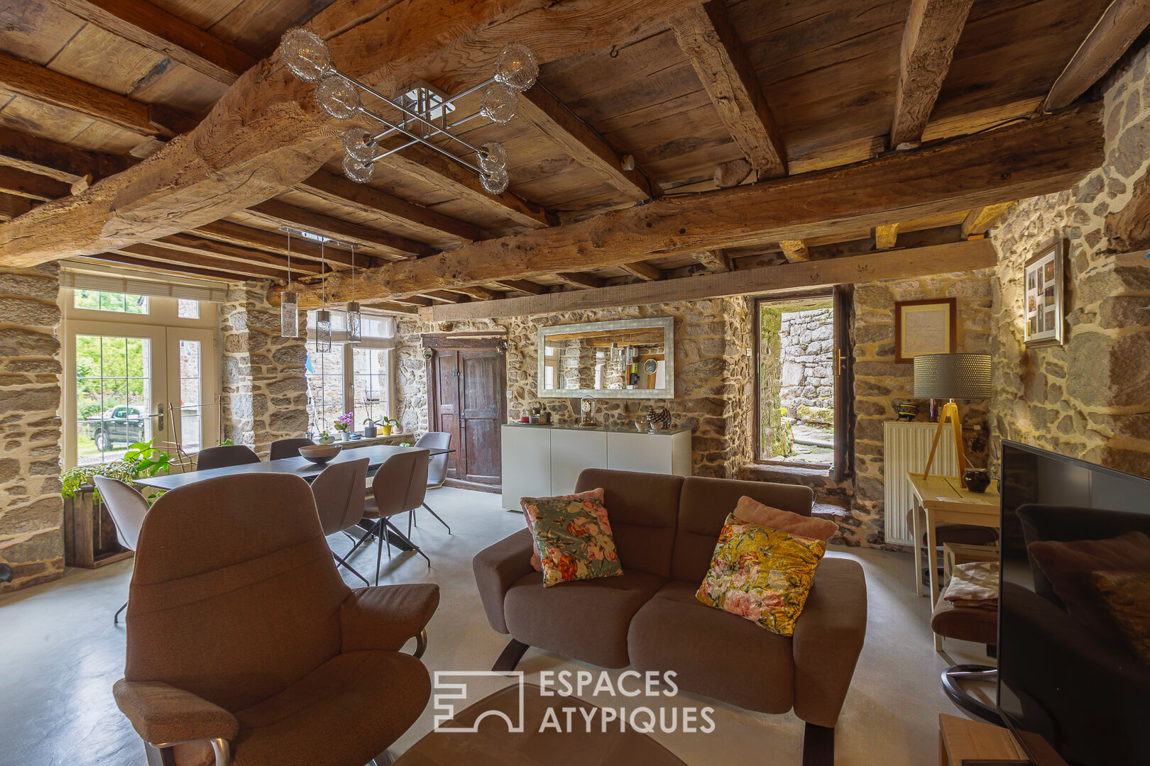 Maison en pierre rénovée centre historique de Moncontour