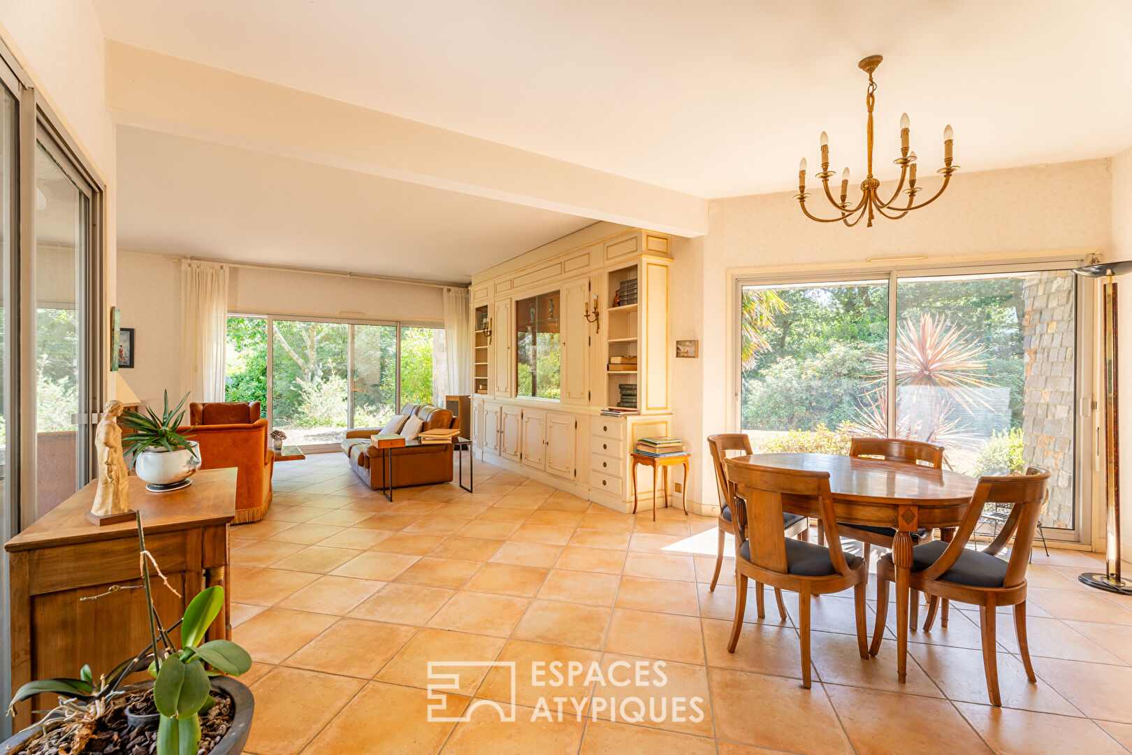 Photo Maison de plain-pied de 183m2, signée Yves Guillou, au calme d'une impasse image 2/6