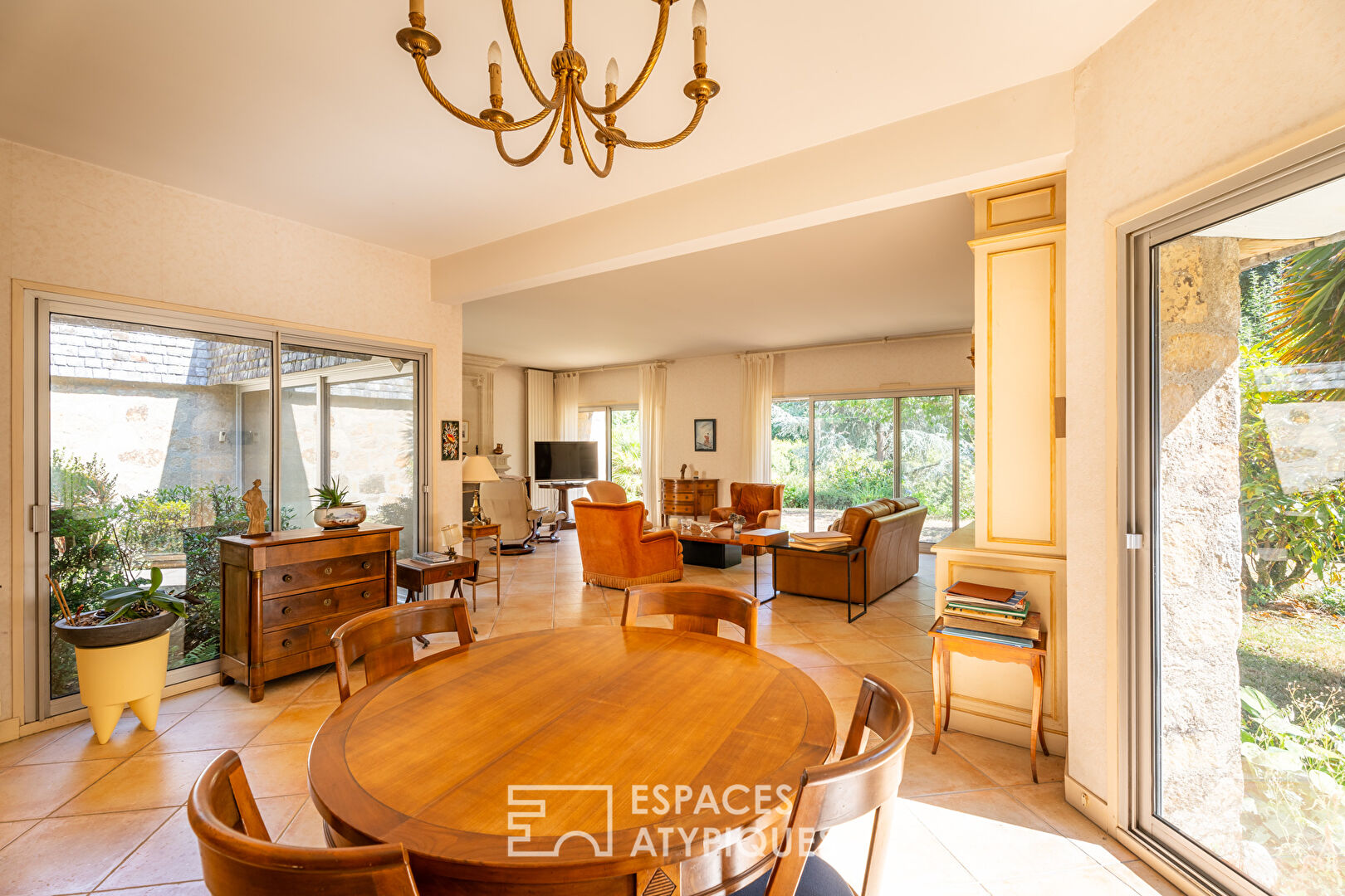 Photo Maison de plain-pied de 183m2, signée Yves Guillou, au calme d'une impasse image 5/6