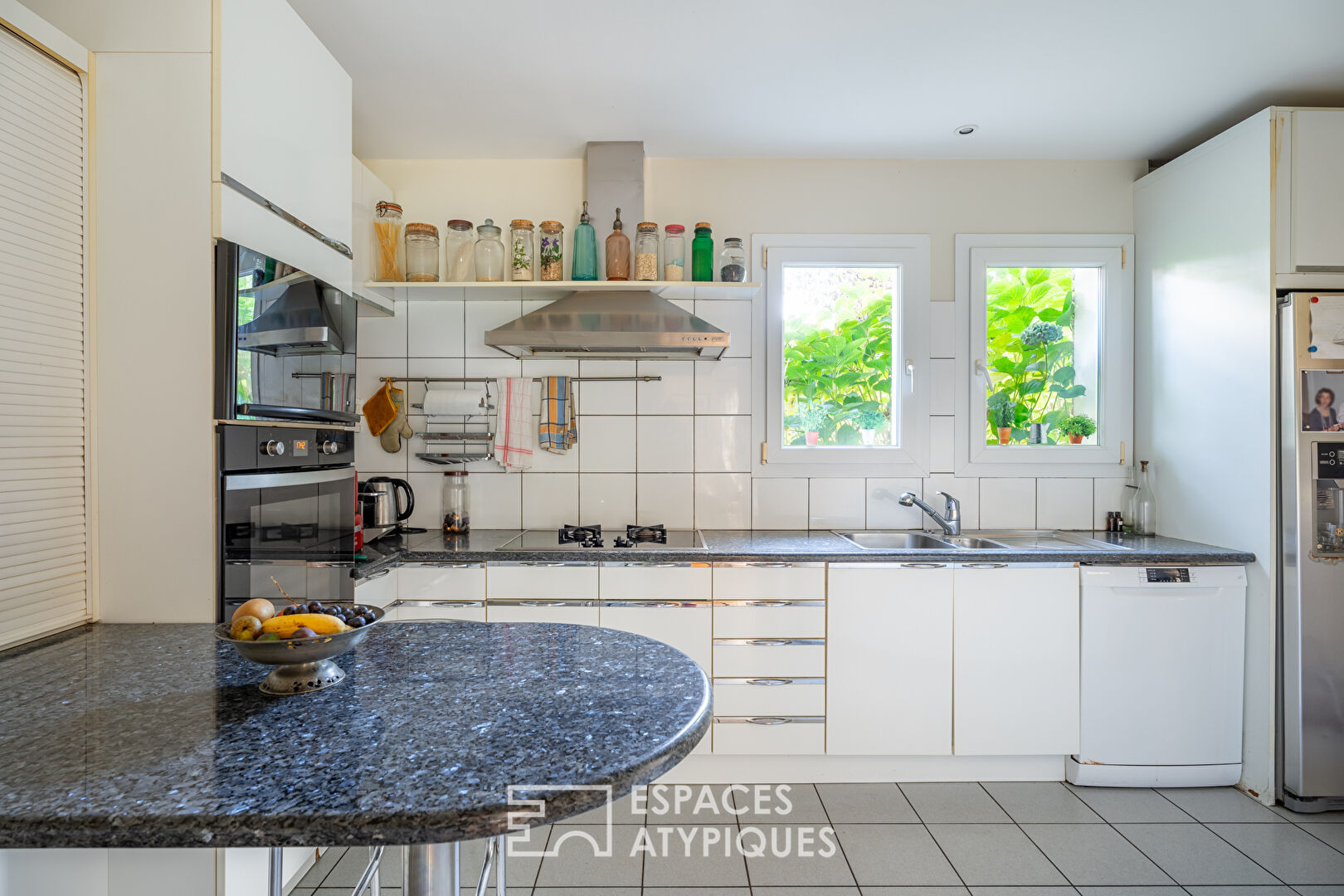 Photo Maison d'Architecte avec jardin paysager dans un environnement boisé. image 4/6