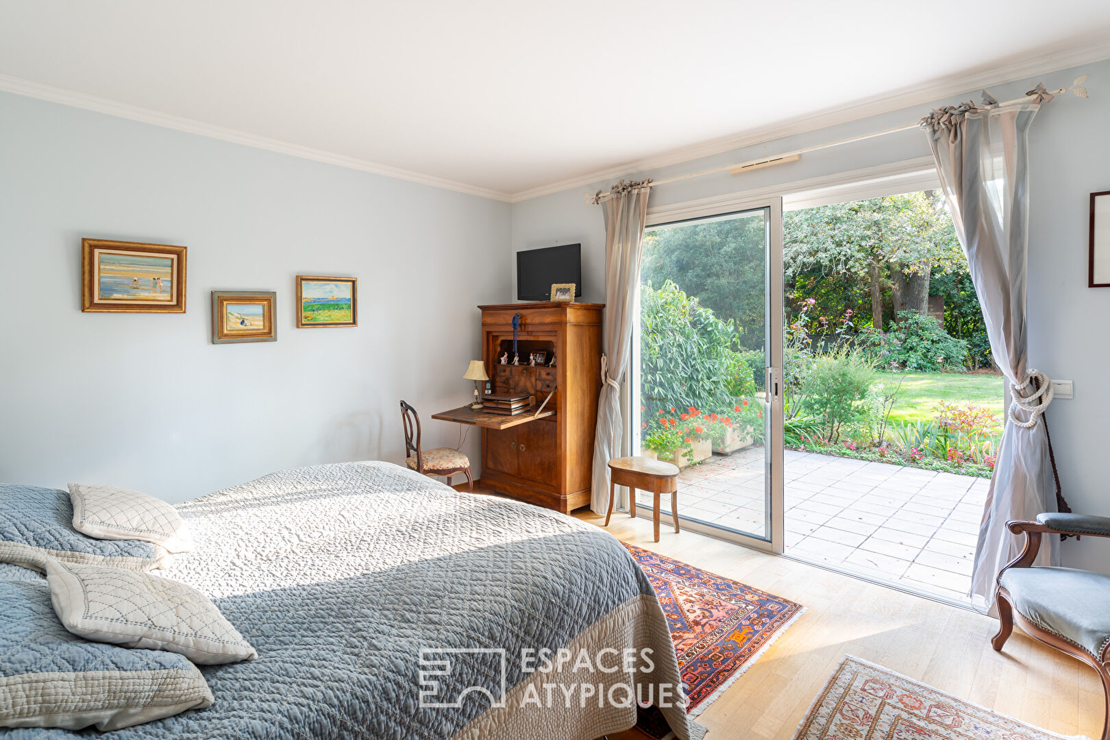 Photo Maison d'Architecte avec jardin paysager dans un environnement boisé. image 5/6