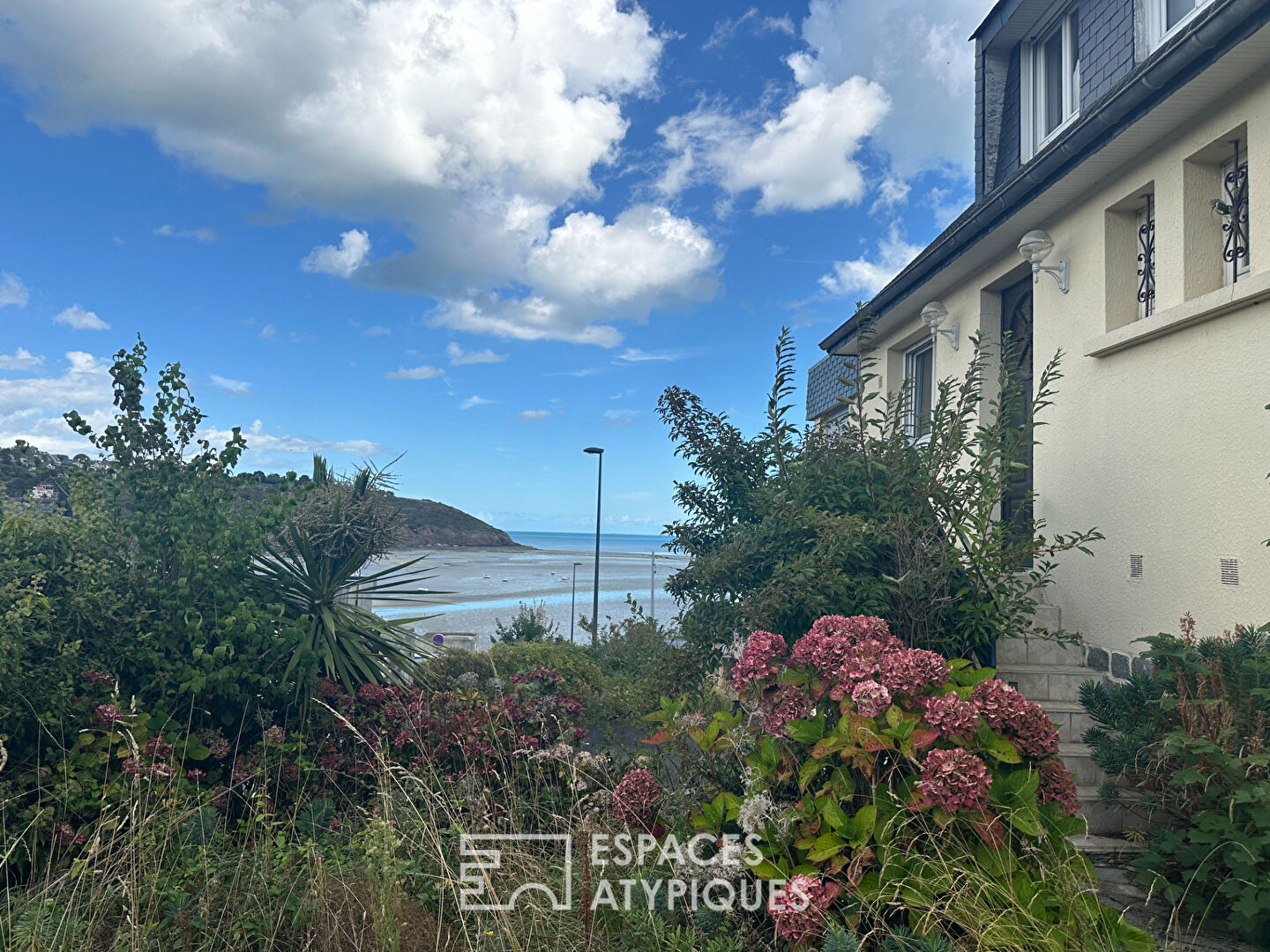 Photo Maison à rénover face à la mer ou projet de construction  avec permis de construire valide. image 2/3