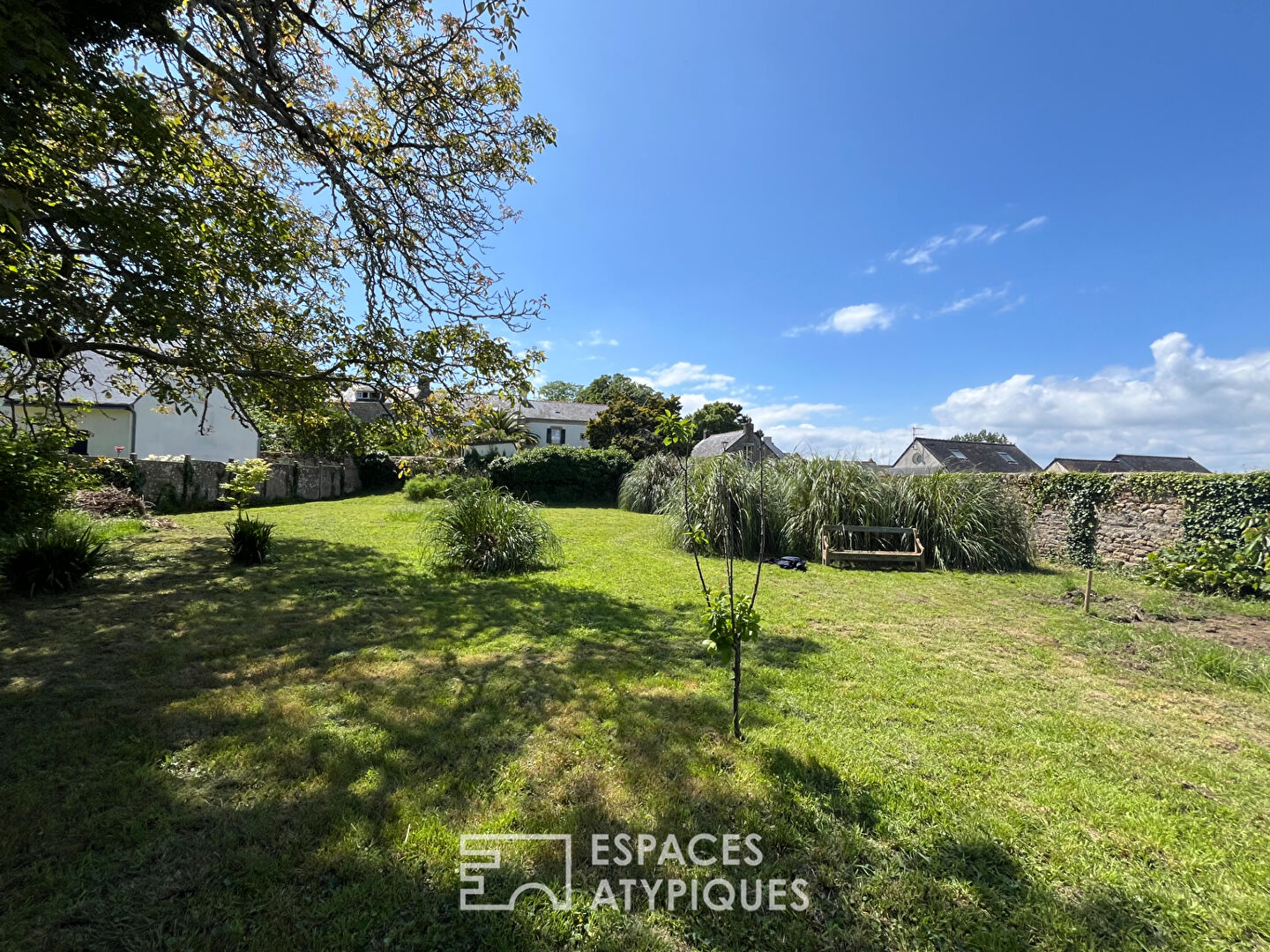 Île d'Arz, Terrain à bâtir de 400 m², clos de pierres, au coeur du bourg