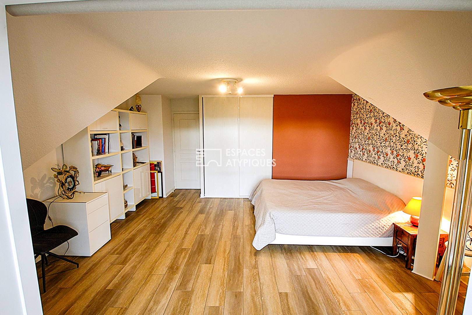 Maison de 2001 de 245 m2 et son appartement type 2 indépendant- Piscine couverte