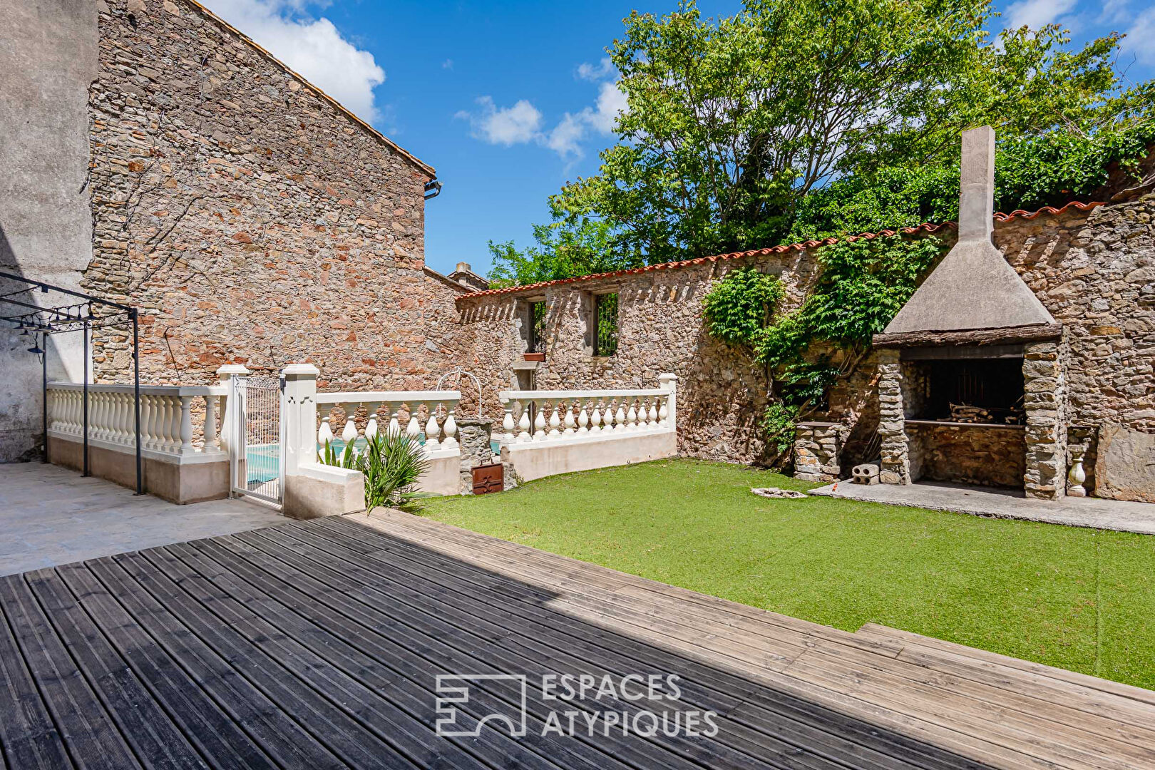 Élégante maison de maître avec cour et piscine