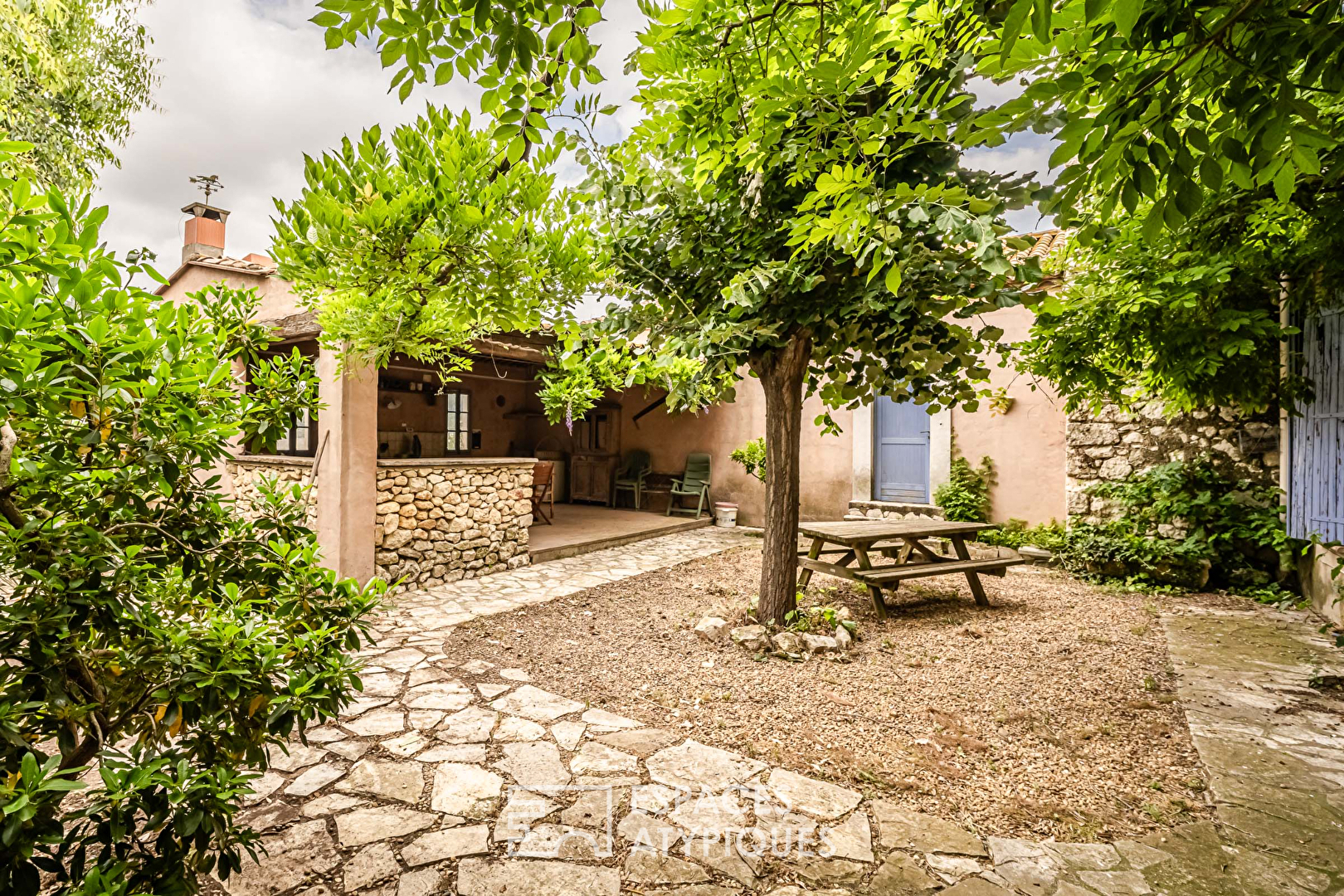 Maison vigneronne de caractère avec dépendances et grand jardin entre Narbonne et Béziers