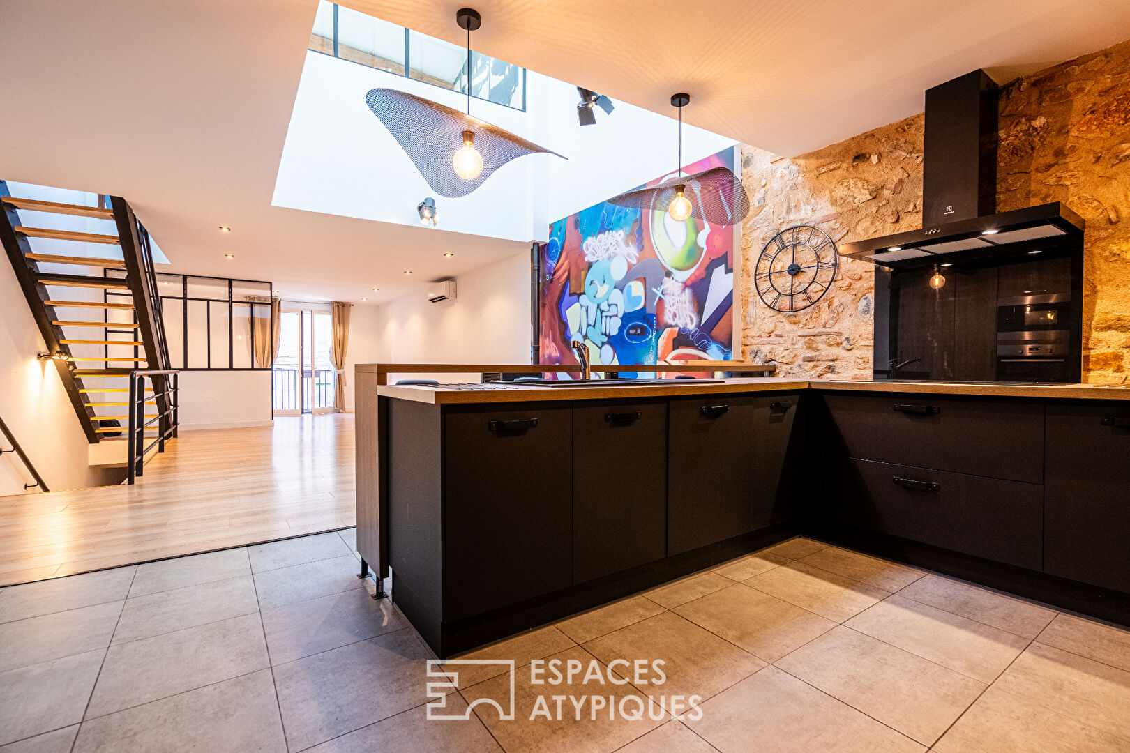 La maison de village aux deux visages : design épuré et optimisation locative