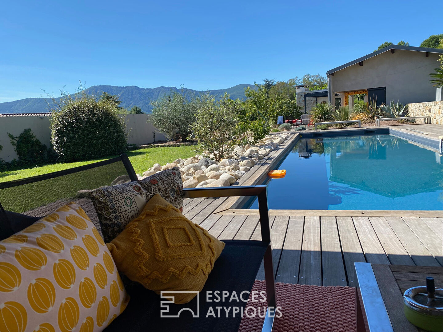 Villa d'architecte de plain-pied avec vue, piscine et grand garage
